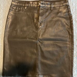 Women’s Faux Leather Pencil Skirt in a shiny black material